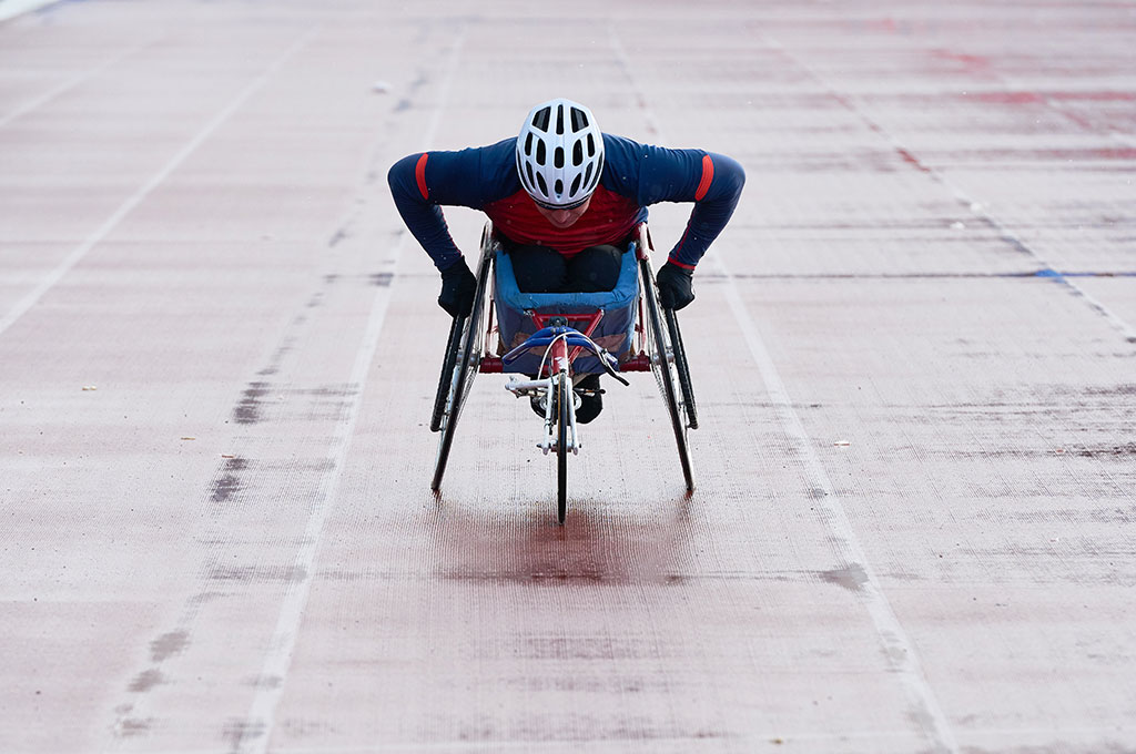determined-wheelchair-racer-in-sportswear-and-helm fracasso facciale